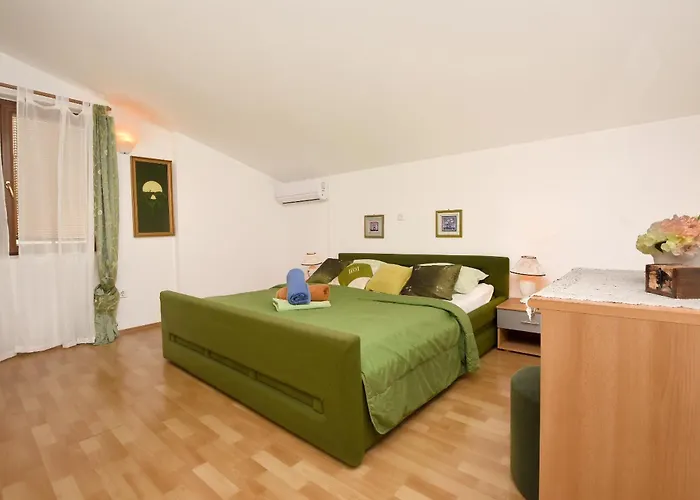Apartment And Rooms Artina