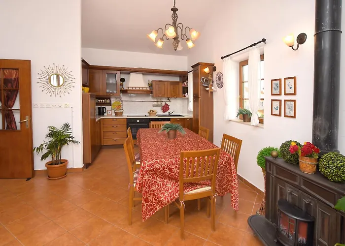 Apartment And Rooms Artina