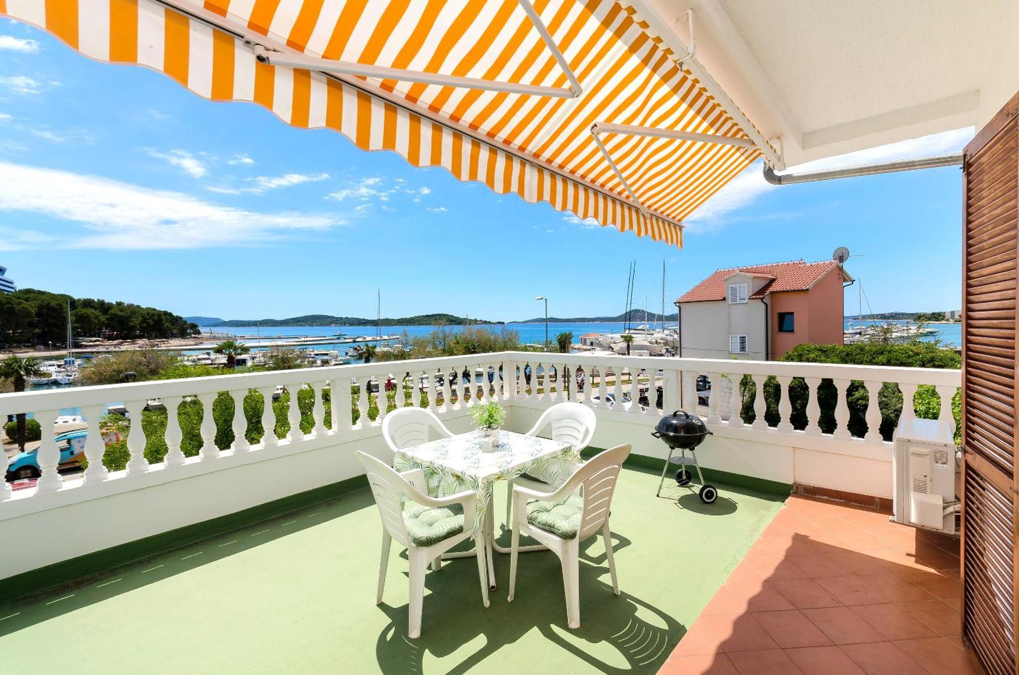 Apartment Apartment And Rooms Artina Vodice