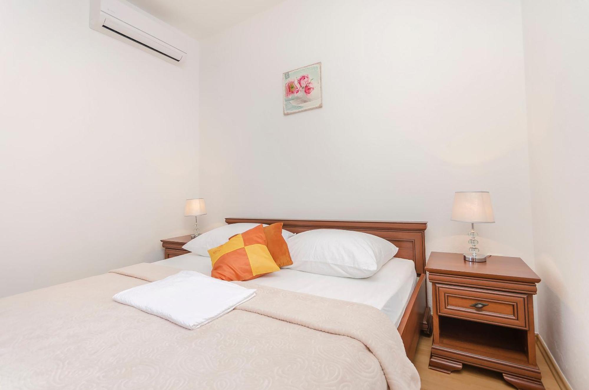Apartment And Rooms Artina