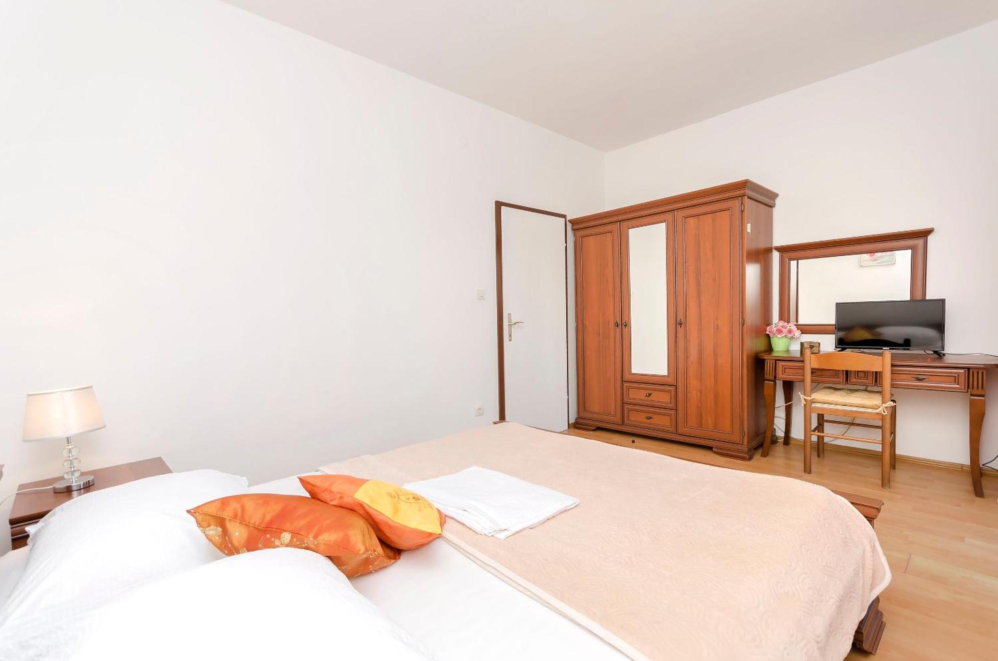 Apartment And Rooms Artina Vodice
