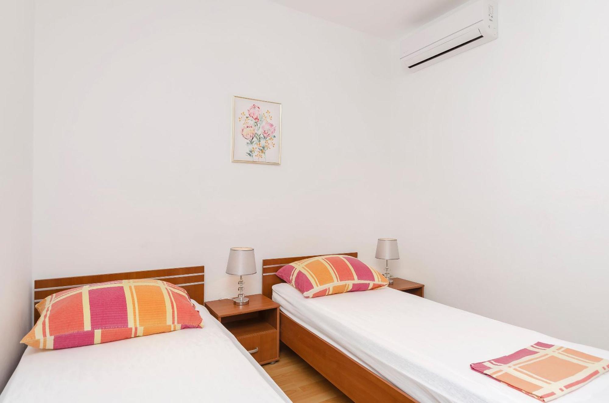 Apartment And Rooms Artina