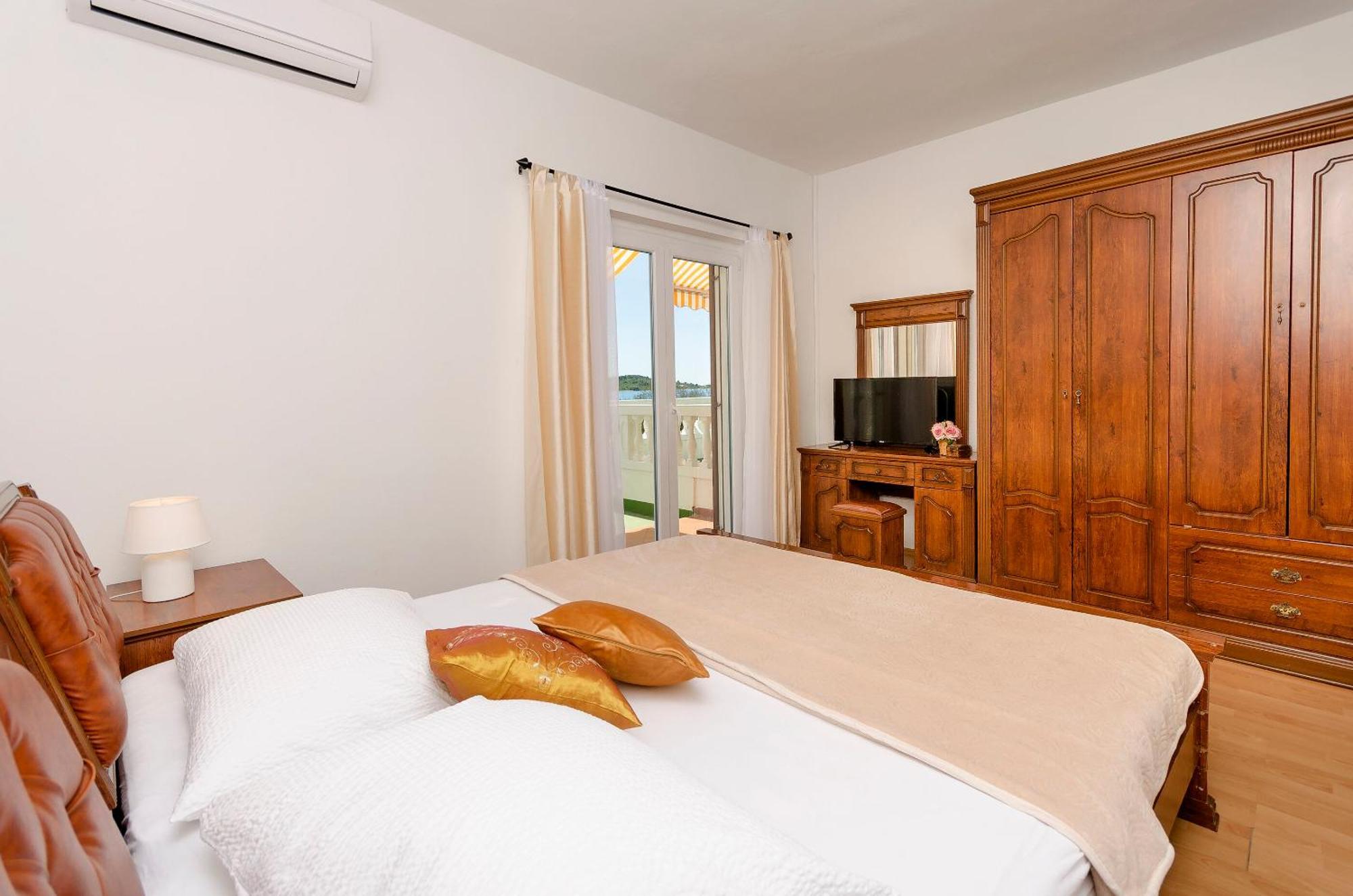 Apartment Apartment And Rooms Artina