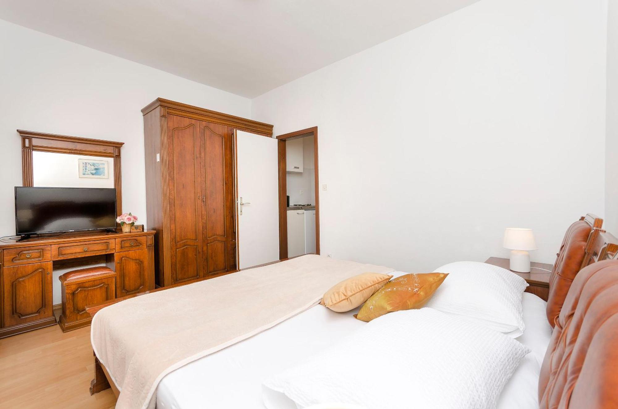 Apartment And Rooms Artina Apartment *