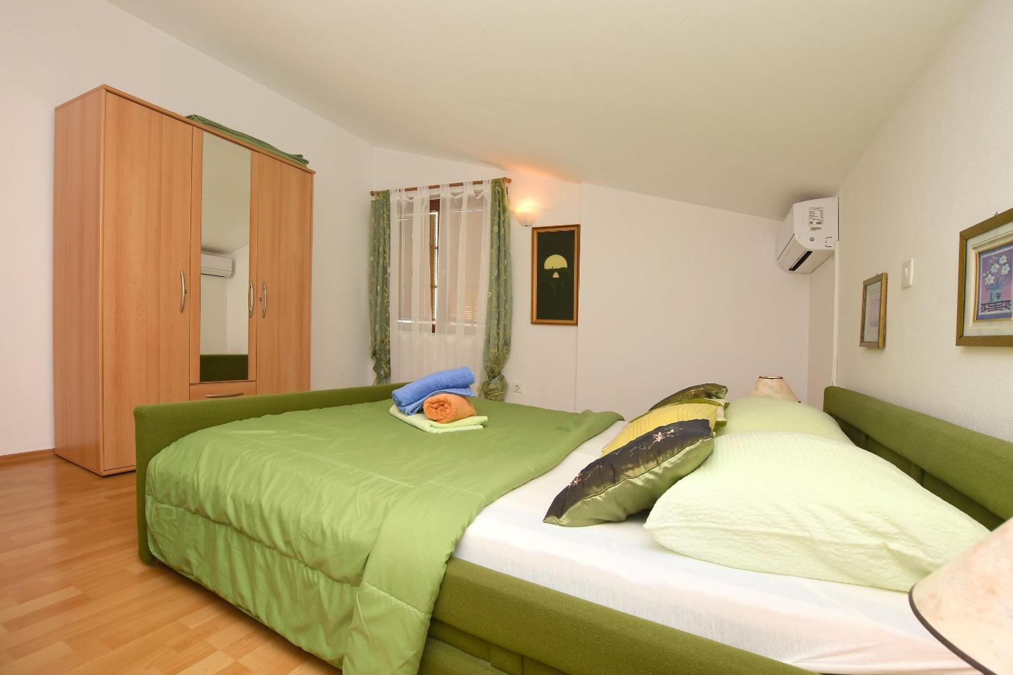 Apartment And Rooms Artina *